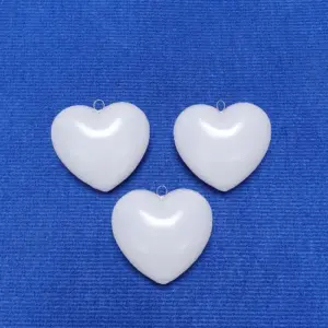 3 farbige Kunststoff-Herzen (ca. 9x9cm) mit Metallöse